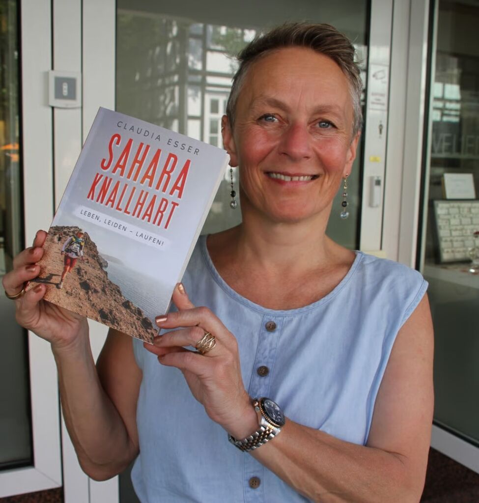 Zufriedene Kundin der Buchschreiberei