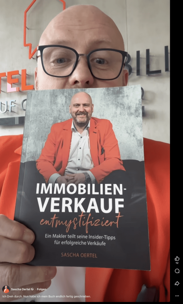 Sascha Oertel hält sein Buch in die Kamera